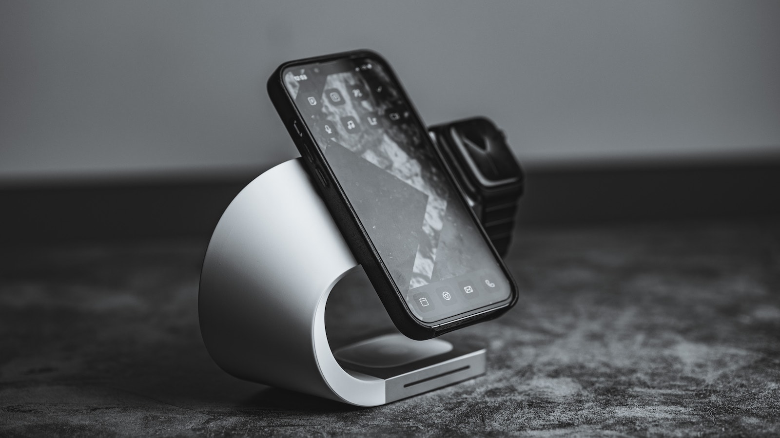 You are currently viewing Wireless Charging: Debunking Misconceptions & Embracing a Convenient Future